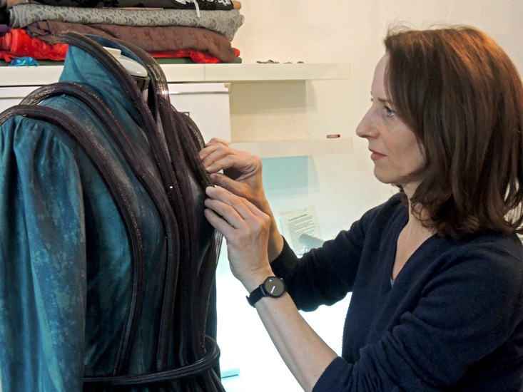 Petra Neumeister arbeitet am Käfigkleid Petra Neumeister arbeitet am Käfigkleid